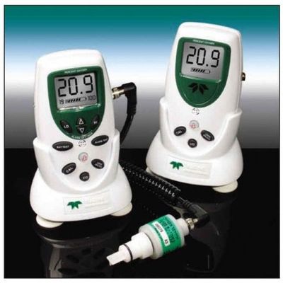 Oxygen analyzer and monitor for the medical industry