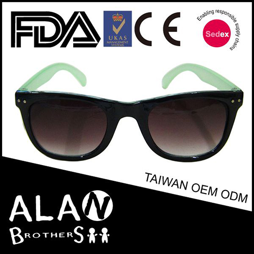 Kids Hot Selling OEM Pin Design Horned Rim Sunglasses Wayfarer Sunglasses / 2