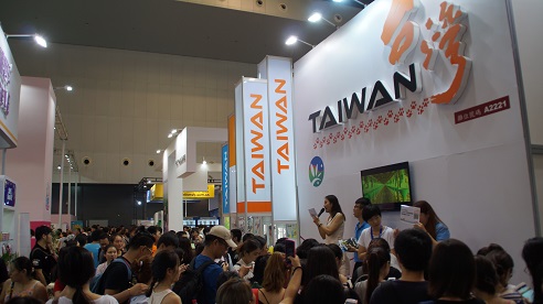 台灣館舉辦有獎徵答活動，吸引人山人海的觀眾