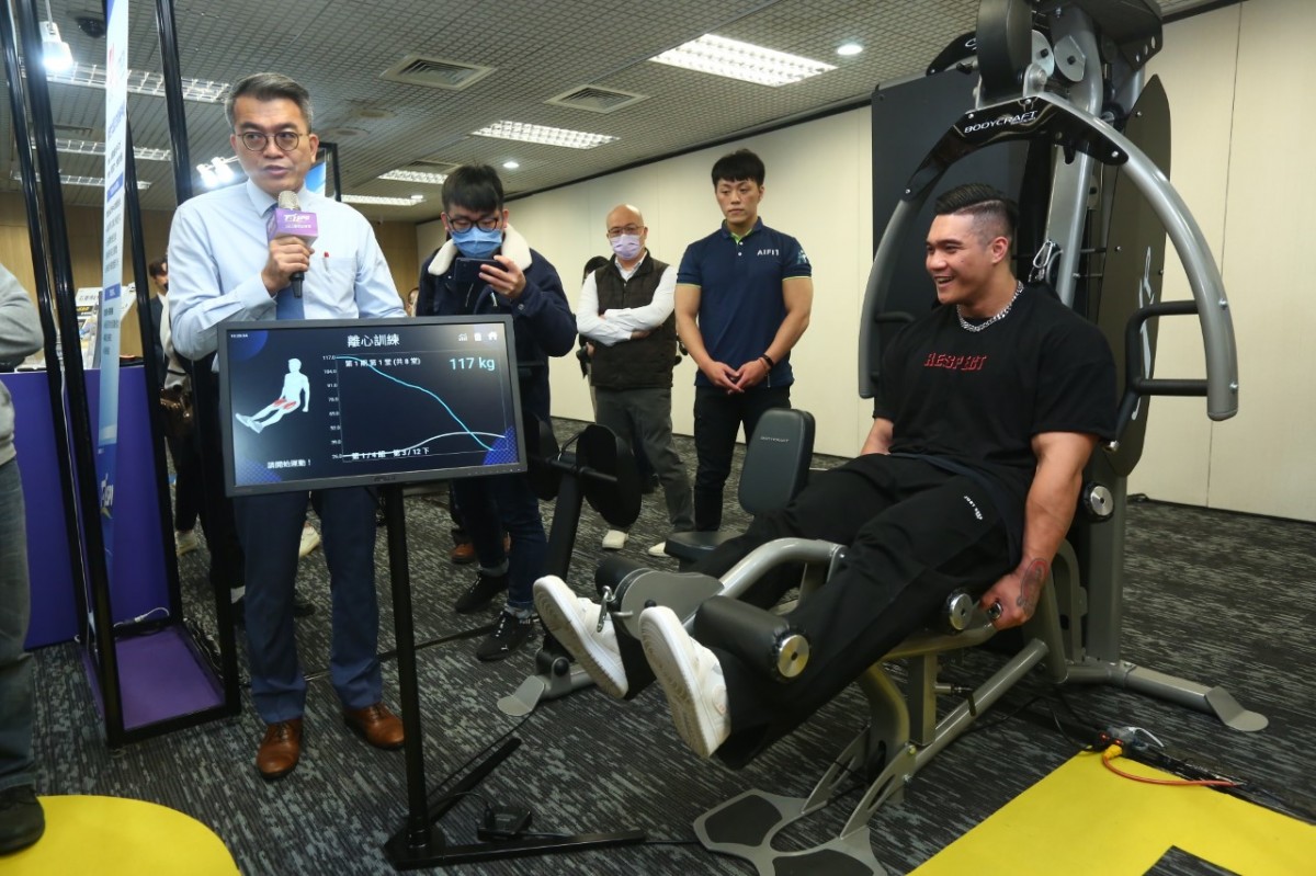 NPC Worldwide健美運動員代表王翔體驗智能重訓獨角獸采動科技AIFIT全自動化離心智能訓練機。
