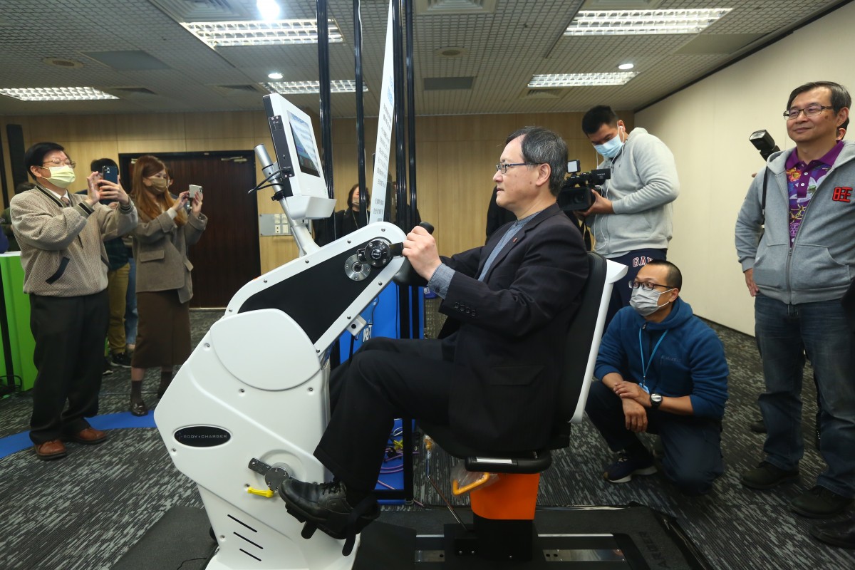 外貿協會秘書長王熙蒙體驗吉赫實業結合AIoT技術的iCareGym iCG智能健身機台。(貿協提供)